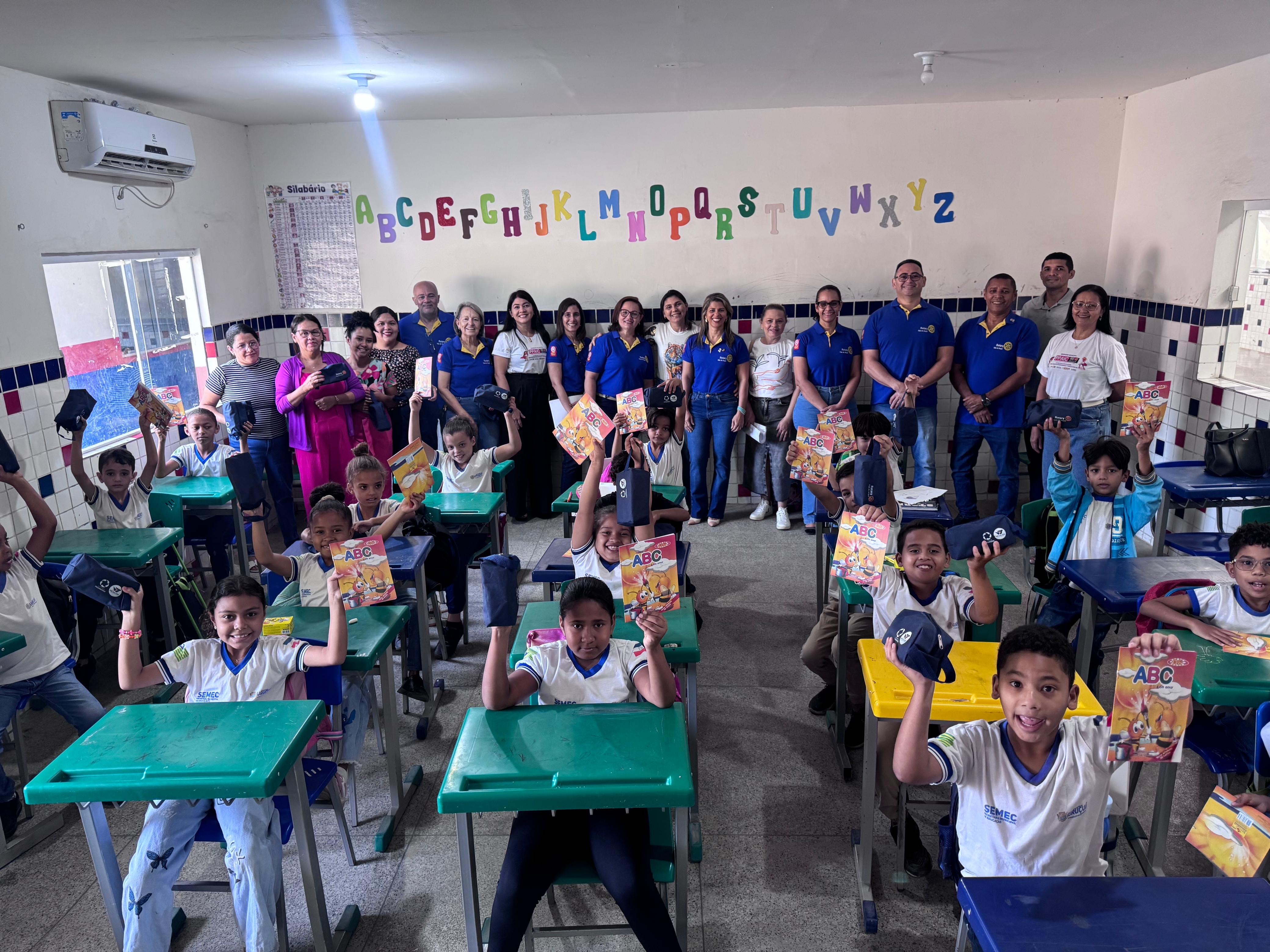Rotary realiza doação de kits escolares