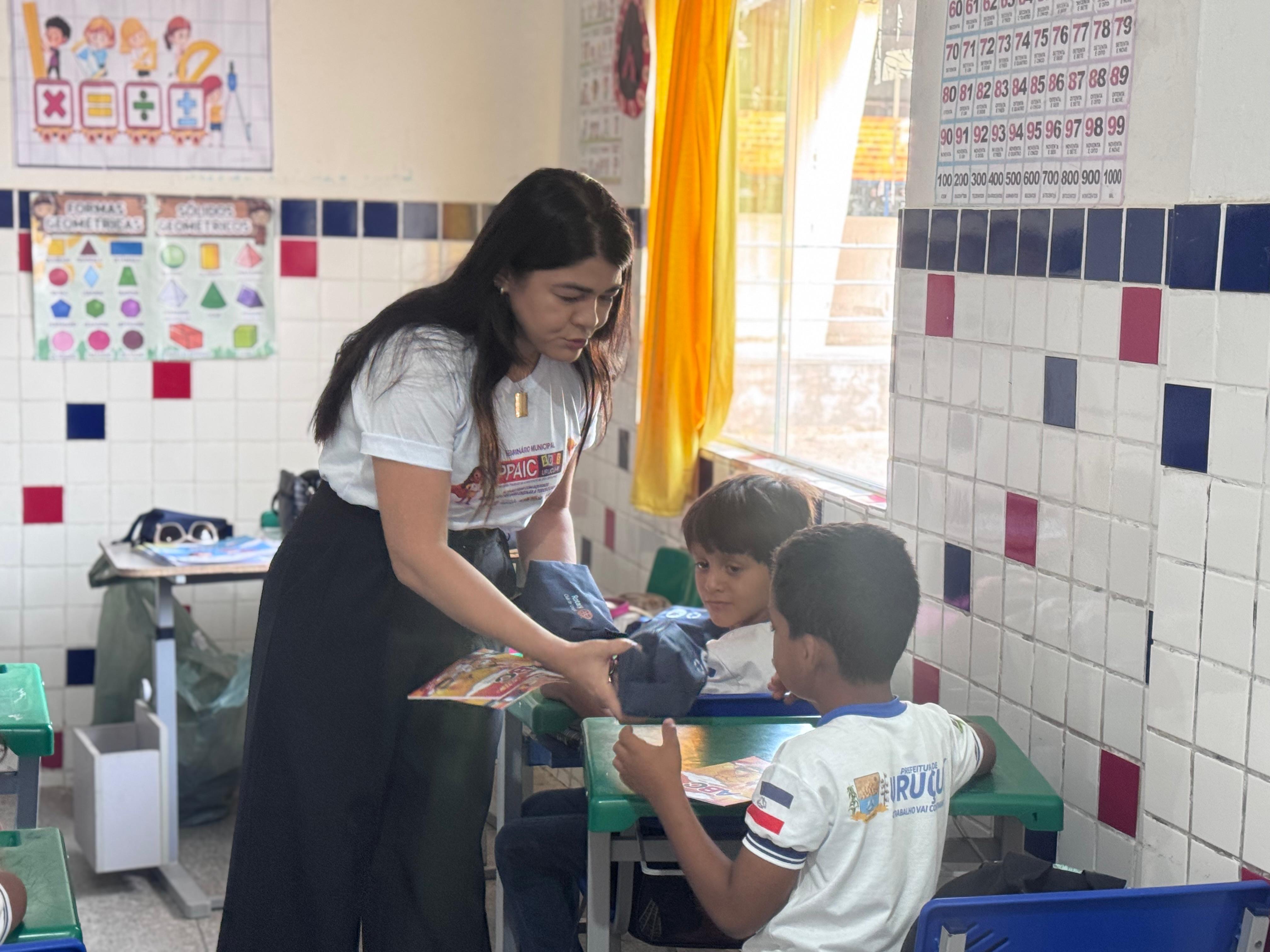 Rotary realiza doação de kits escolares